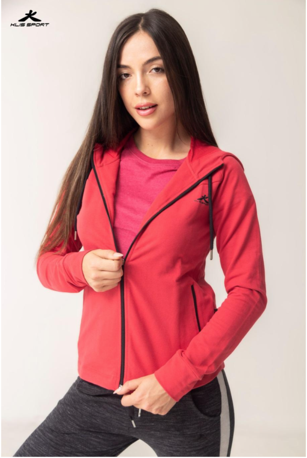 CAMPERA CON CAPUCHA Y CIERRE